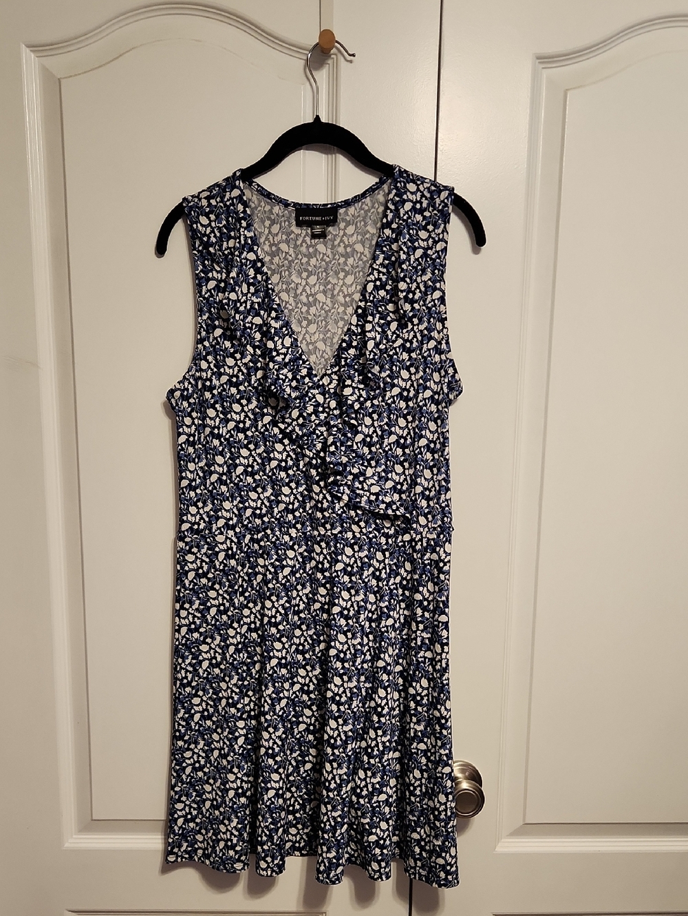 Fortune & Ivy Navy and White Floral Sleeveless V-Neck Midi Dress